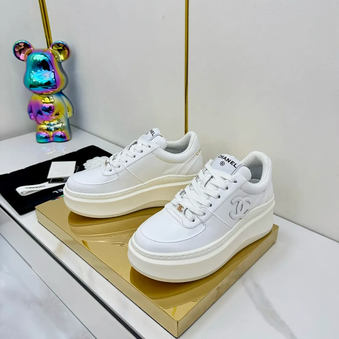 👟👟Ex-factory price 600👟👟 Upgraded version, upgraded version, upgraded version! No rebuttal accepted! ! ! ! Chanel Chanel panda shoes! 2025 counter's top casual sports shoes. This classic design; the upper is electro-embroidered with a variety of techniques; the outsole is fashionable and sporty; the unusual inclusion of a variety of color matching elements... The diversified mix and match is very good-looking and versatile, and can be used for leisure, fashion, sports, and outdoor... ꫛꫀꪝ Go➫ Materials: ❶Upper made of: original imported first-layer silk cowhide + original waterproof cloth + original first-layer cowhide ❷Inner lining: Original Yangli+Net ❸Outsole based on: Original TPU combination outsole Counter boutique packaging complete set for women 35–41 👉 👉 👉 👉